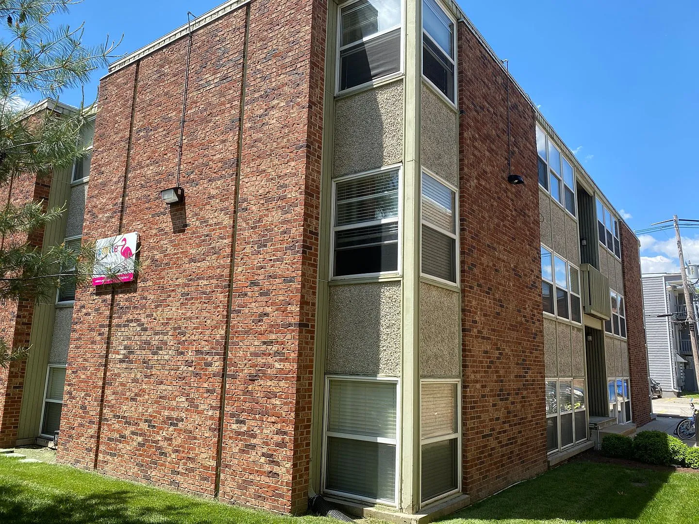 510 E Stoughton — Photo 2