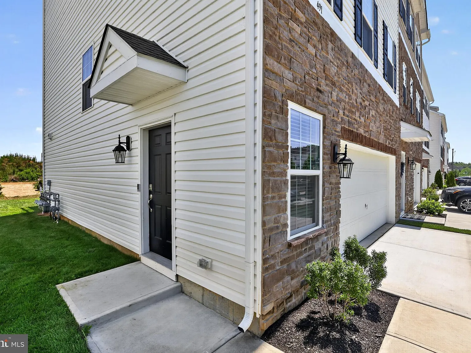 3 bed, 2.5 bath, 2208 sqft, $3,300 — Photo 3