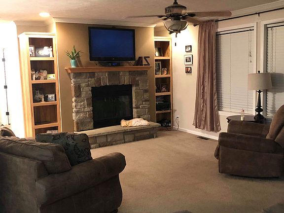 3rd image of 6 Robin Hill Ln