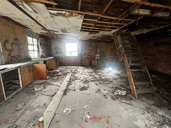 4th image of 600 Main St