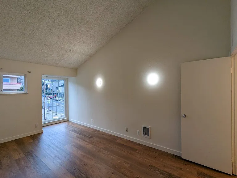 Oxford-Cedar Apartments — Photo 20