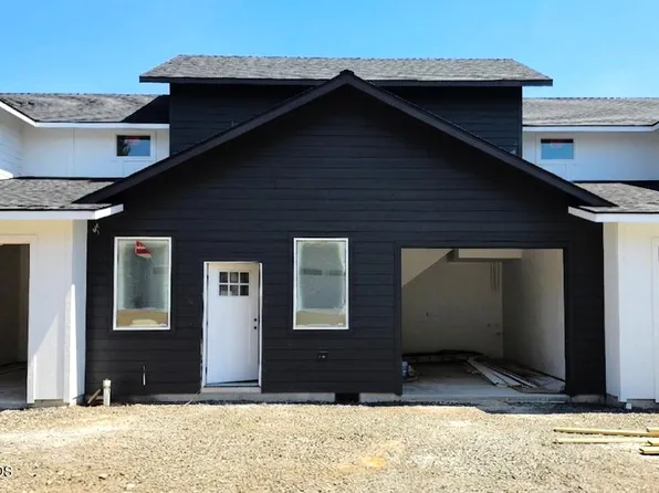 203 Bogey Ln, Eagle Point, OR 97524