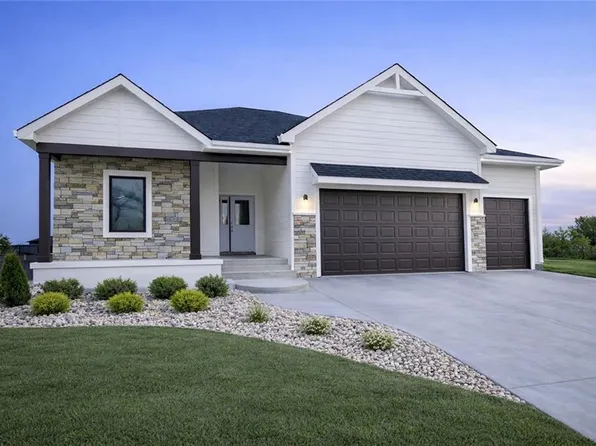 2716 Stone Creek Ave, Tonganoxie, KS 66086