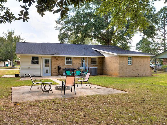 3rd image of 2629 Hilldale Dr