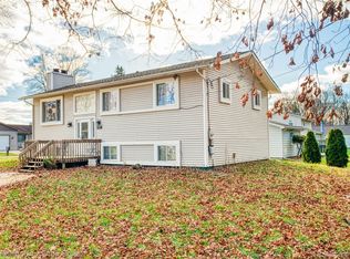 10524 Wallace Lake Dr, Brighton, MI
