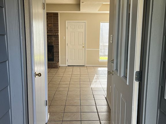 2nd image of 1712 Parkwood Dr