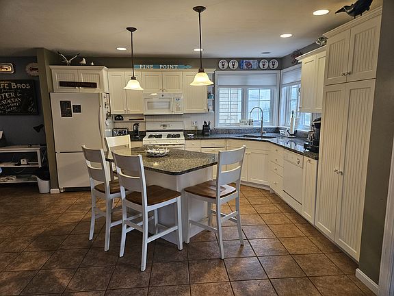 2nd image of 8 Granite St
