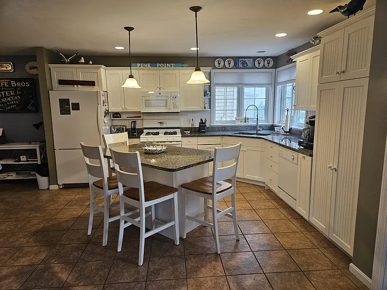 8 Granite St — Photo 2