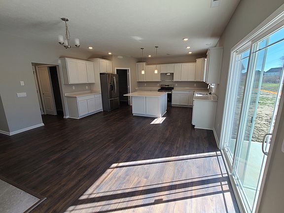 4th image of 2640 Albatross Ave