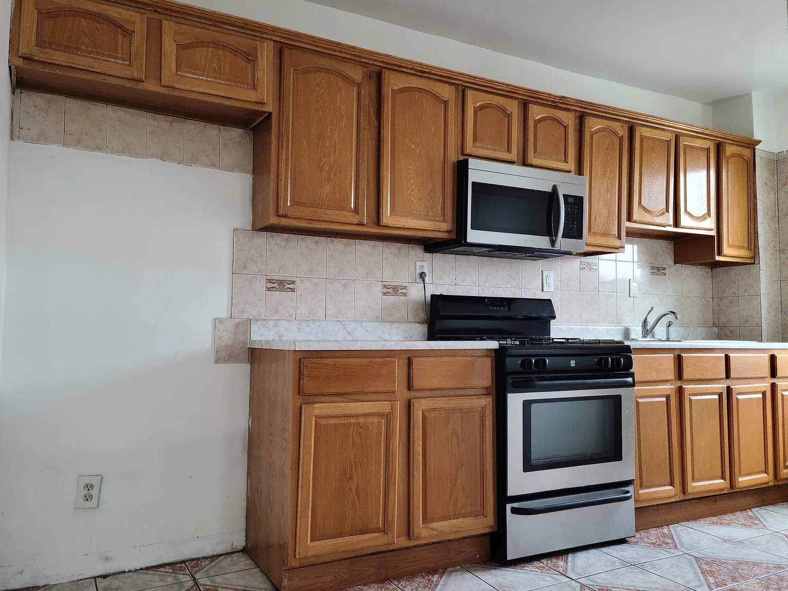3 bed, 1.5 bath, 900 sqft, $2,850 — Photo 2