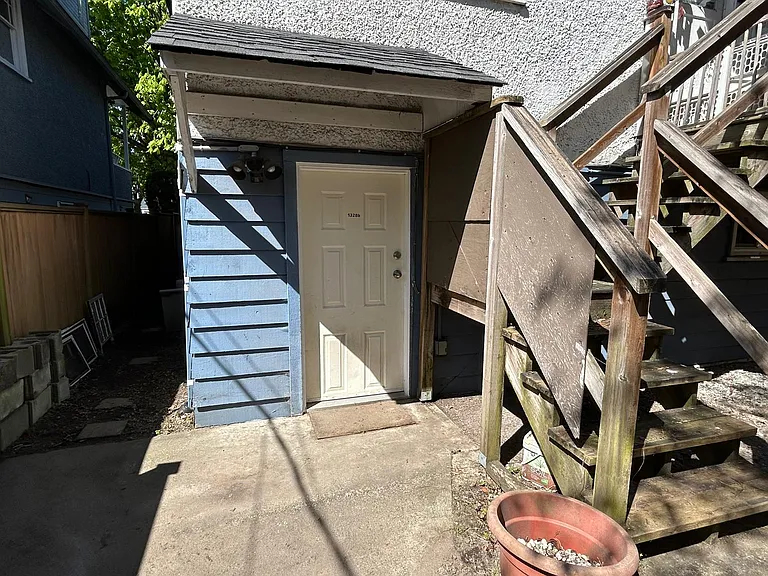 1328 Maple St — Photo 8
