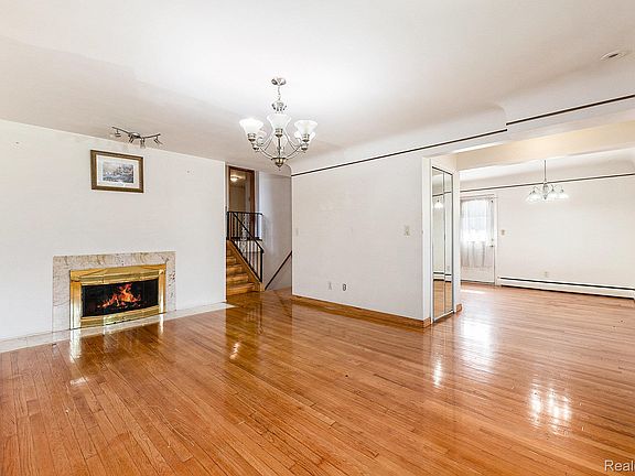 3rd image of 29242 Lorraine Ave
