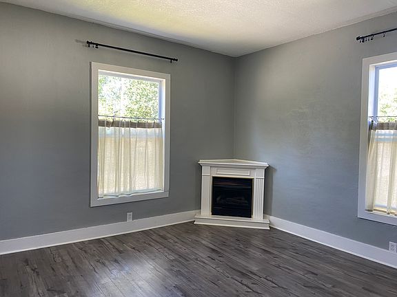 Natural gas "fireplace" puts out a nice, cozy heat in the winter