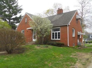 607 W 11th St, Sterling, IL 61081
