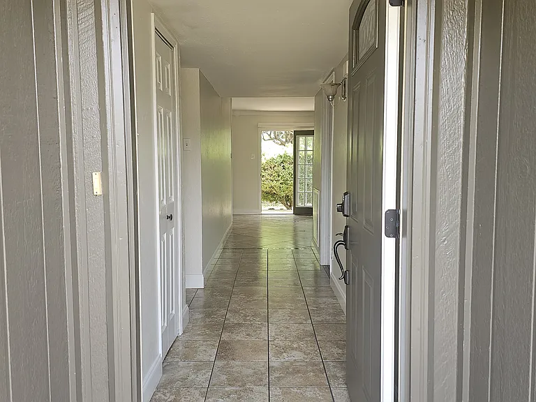 617 Country Ln — Photo 3