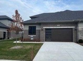 7483 Gramercy Cir #15, West Bloomfield, MI