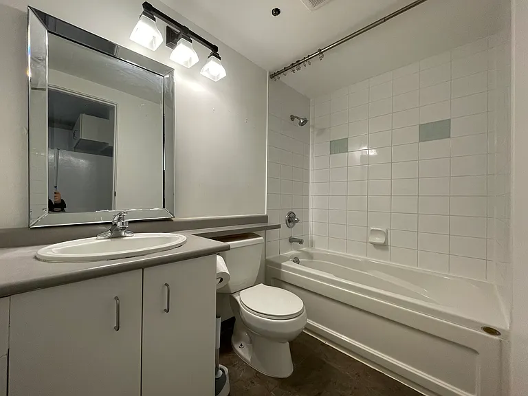 588 Broughton St #1208 — Photo 6