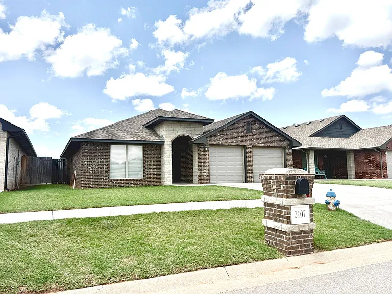 2107 Valley View Rd — Photo 2