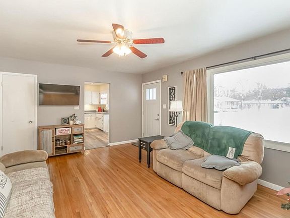 4th image of 1301 Hawthorne Dr
