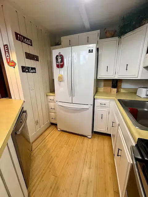3 bed, 2.5 bath, 1420 sqft, $1,595 — Photo 3