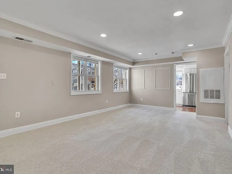 912 Barnaby St SE #101 — Photo 5