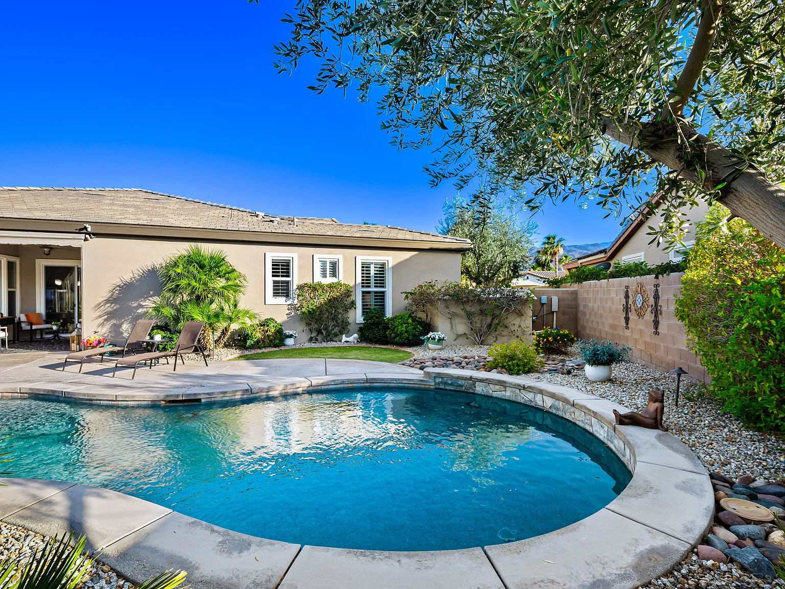 3 bed, 3.5 bath, 2750 sqft, $9,500 — Photo 2