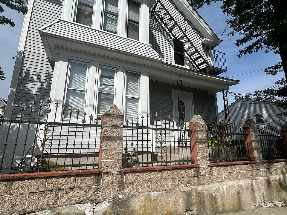 136 Seamans St #1