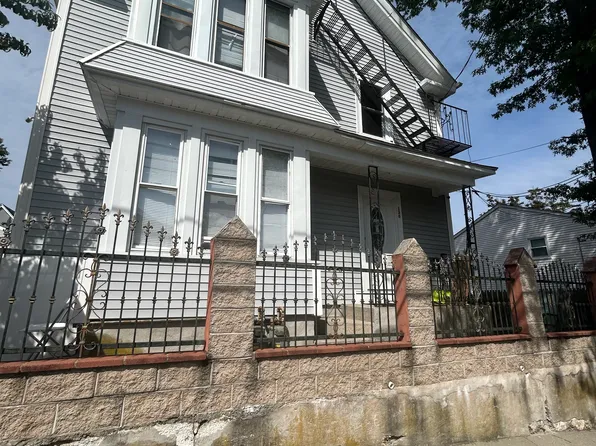 136 Seamans St, Providence, RI