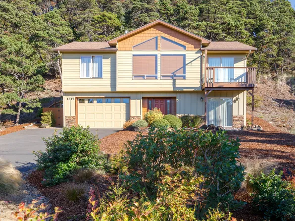 1317 NW Bayshore Dr, Waldport, OR 97394