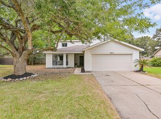 902 Essex Dr, Friendswood, TX 77546