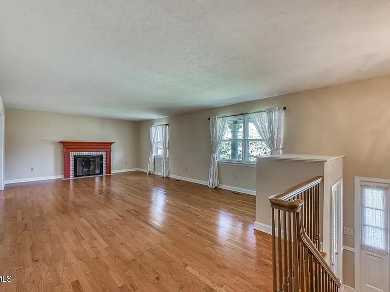 908 Meadow Ln — Photo 8