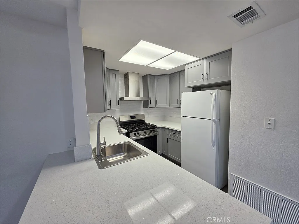 2 bed, 950 sqft, $1,975 — Photo 2