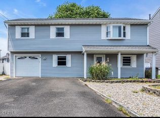 4 Harbor View Ln, Toms River, NJ 08753