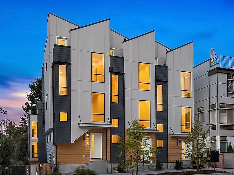 D Roosevelt Way NE — Photo 1