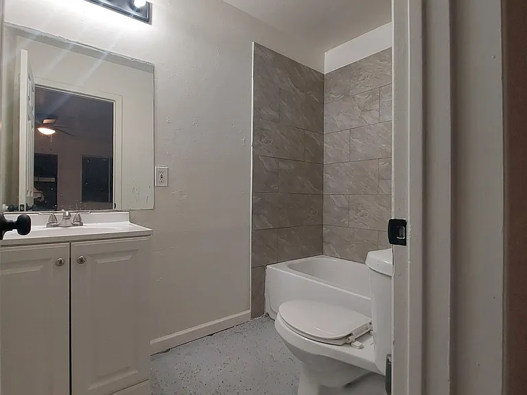 2302 W Turney Ave #C — Photo 7