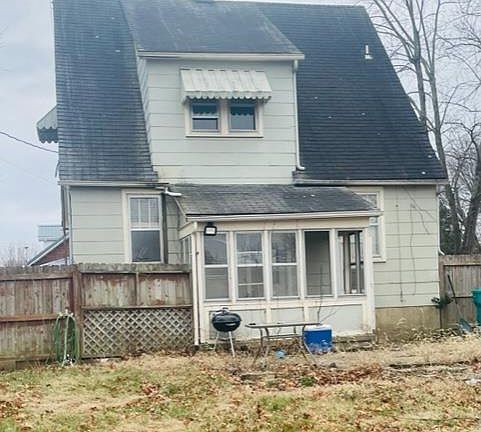 3rd image of 301 E Franklin Ave