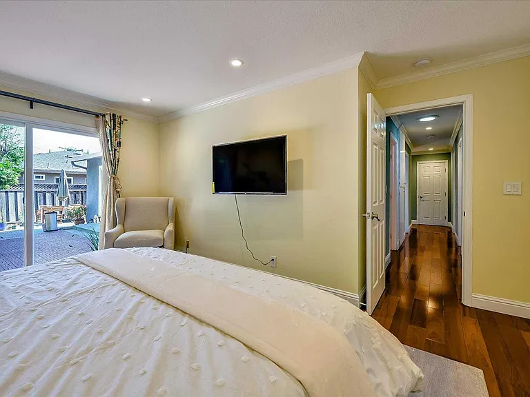 300 Salsbury Dr — Photo 16