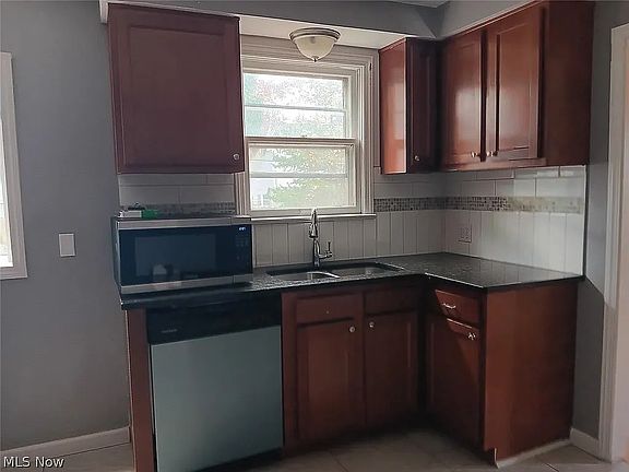 3rd image of 1362 Villa Dr #1
