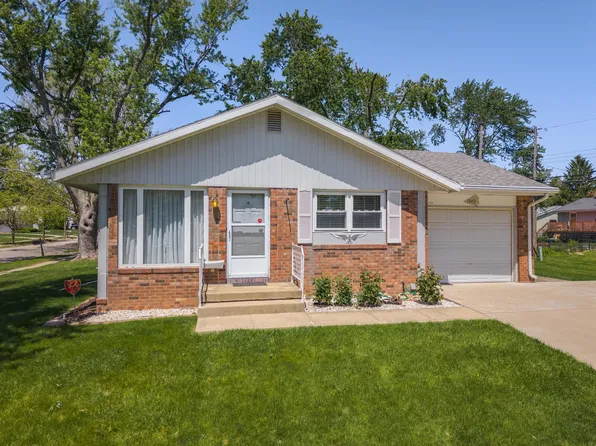 1902 Arrowhead Dr, Bloomington, IL 61704