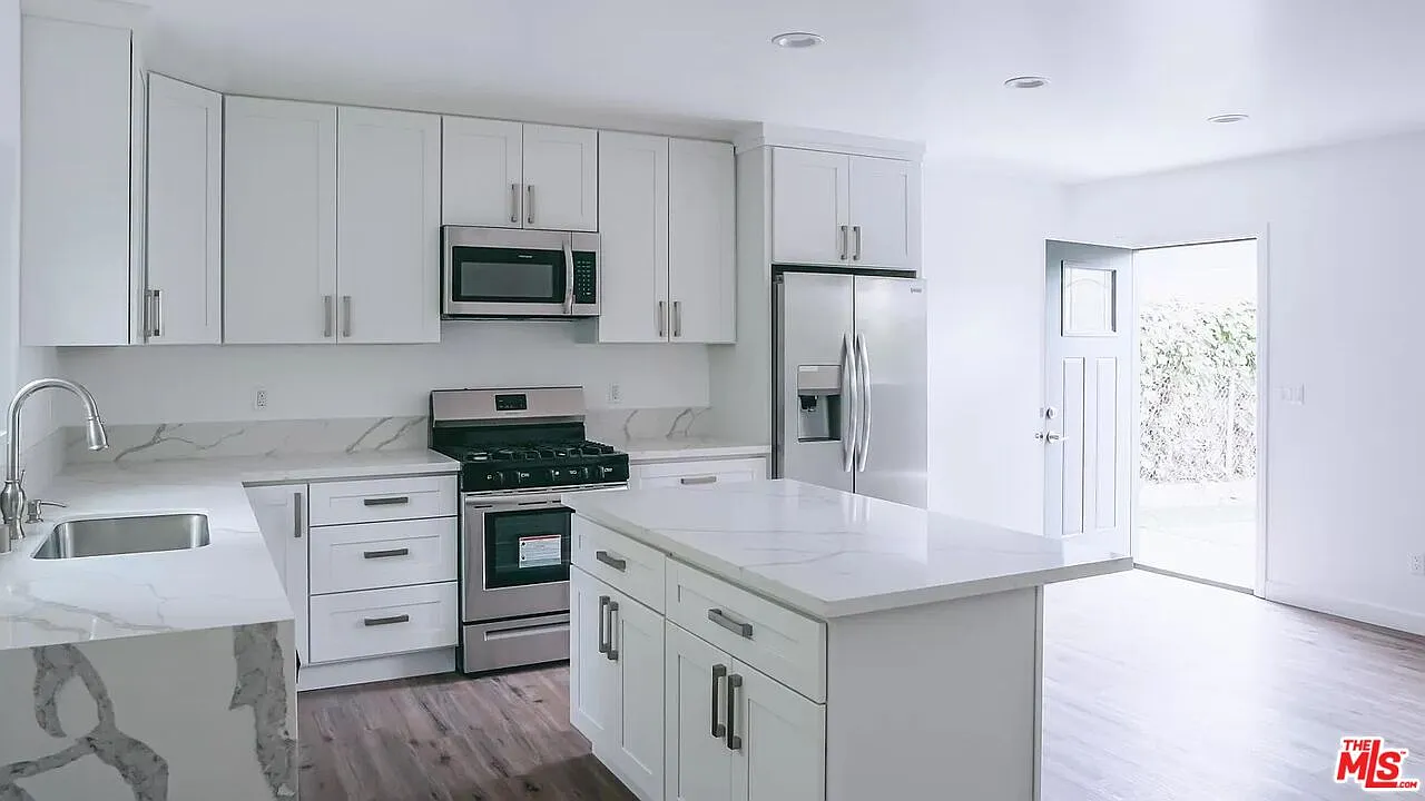 2 bed, 2.0 bath, 1000 sqft, $3,700 — Photo 3