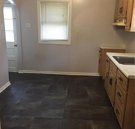 5th image of 435 Sloan Ave