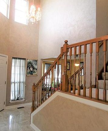 2 story entry way with chandelier