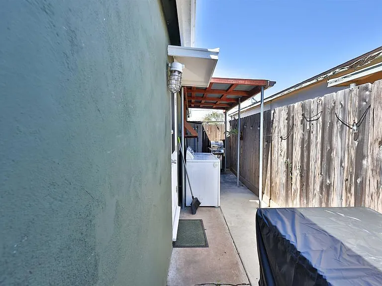 520 Delaware St — Photo 23