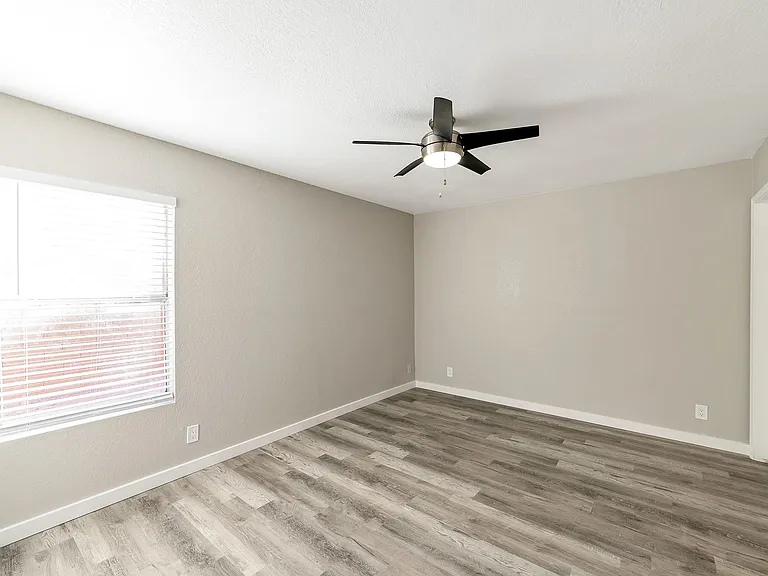 2726 E Beck Ln — Photo 13