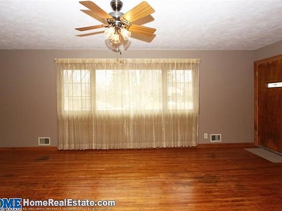 4th image of 1820 E Manor Dr