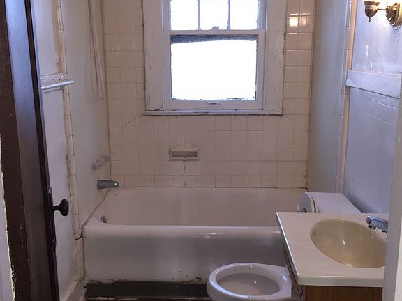 3rd image of 2806 N Main St APT 4