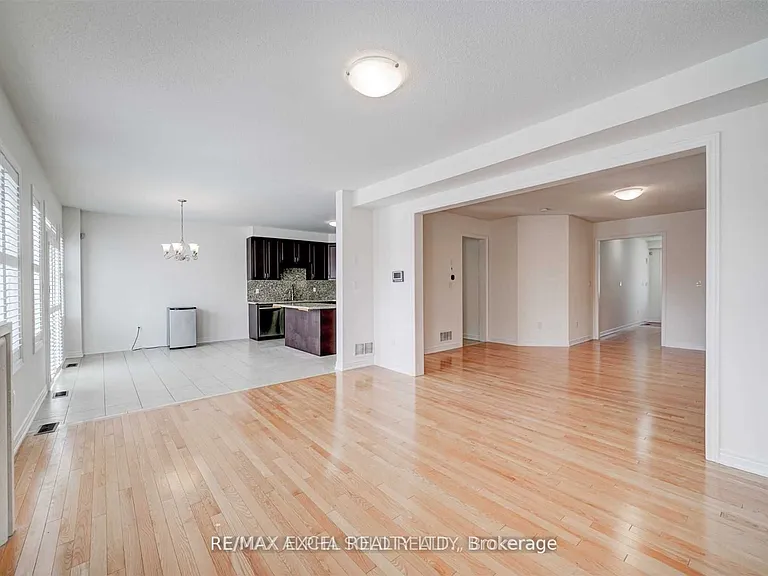 67 Alvin Curling Cres — Photo 12