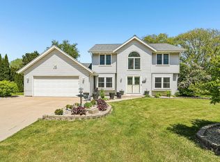 700 E Hobby Ln, Oak Creek, WI 53154