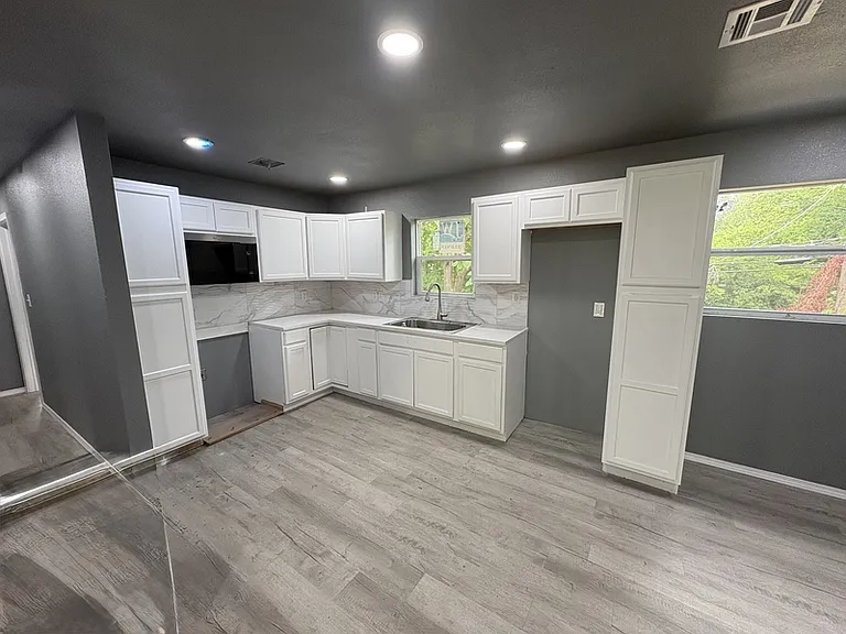 5724 N Frankfort Ave — Photo 2
