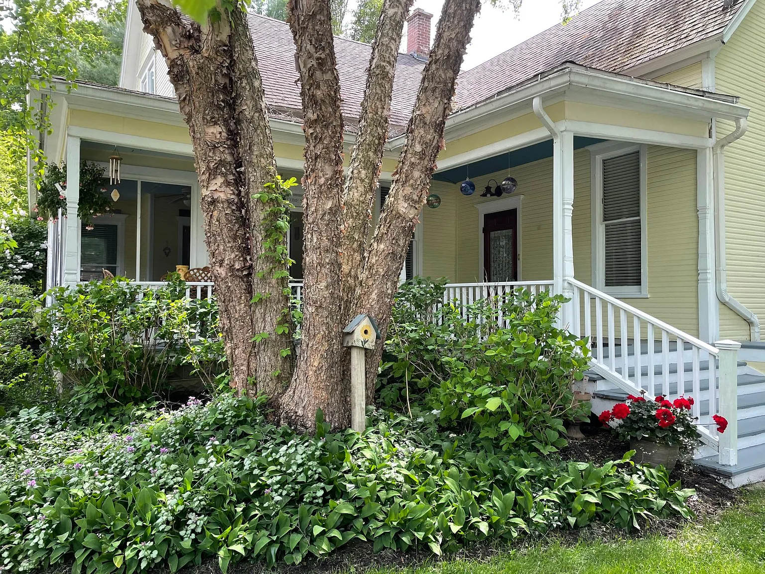 4 bed, 2.5 bath, 2700 sqft, $9,000 — Photo 2
